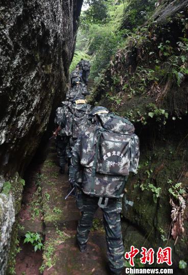 圖為來自武警福建總隊三明、龍巖、南平支隊100余名特戰隊員在福建省三明市永安?揲瞪嬌?展特戰極限練習?！◎v照起 攝