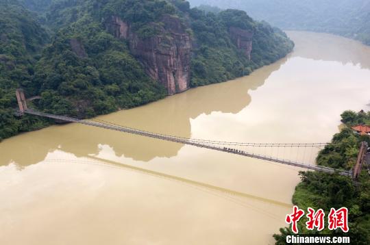 圖為來自武警福建總隊三明、龍巖、南平支隊100余名特戰隊員在福建省三明市永安?揲瞪嬌?展特戰極限練習?！『?攝