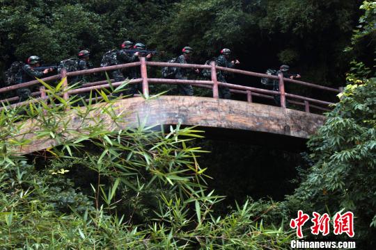 圖為來自武警福建總隊三明、龍巖、南平支隊100余名特戰隊員在福建省三明市永安?揲瞪嬌?展特戰極限練習?！『?攝